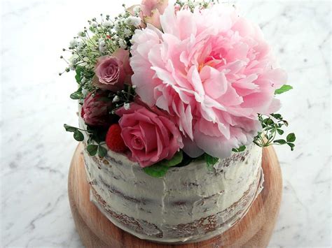 dekorera tårta med färska blommor